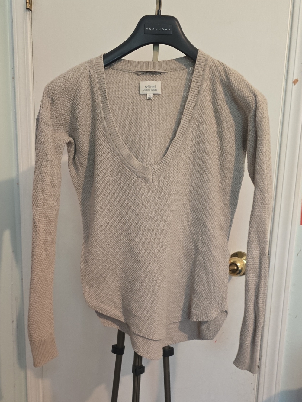 Wilfred V-Neck Sweater **As Is** Silk Cashmere XXS 18 Ptp